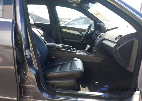 2011 Mercedes-Benz C 300 Luxury/Sport z USA, uszkodzony, nr VIN WDDGF5EB6BR185986